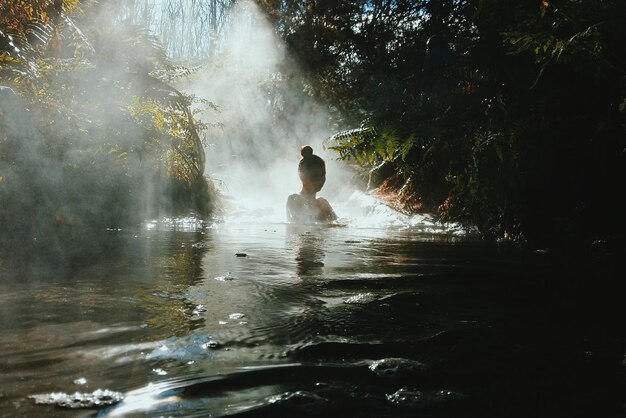 Foto vrouw zwemt in de rivier.