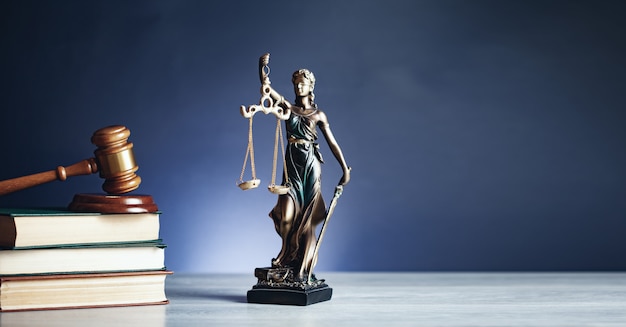 Vrouwe Justitia met hamer op boek