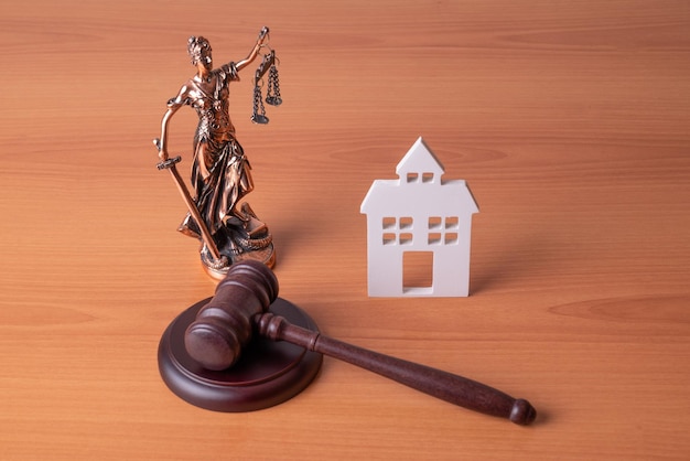 Vrouwe Justitia Rechterhamer en huis Concept van onroerendgoedveiling of huisverdeling bij echtscheiding bij scheiding van onroerendgoedrechtsysteem
