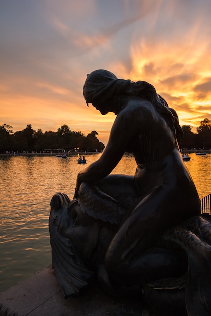 Vrouwelijk beeldhouwwerk in het parkmeer van Buen Retiro, Madrid