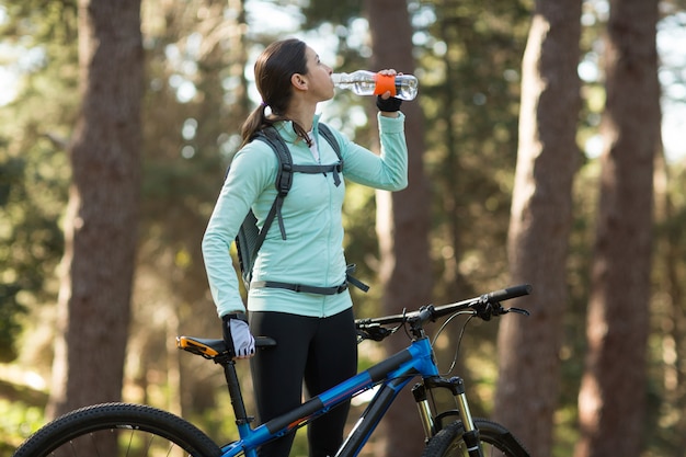 Vrouwelijk fietser drinkwater