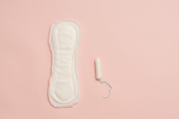 Foto vrouwelijk maandverband maandverband met tampon op een roze achtergrond