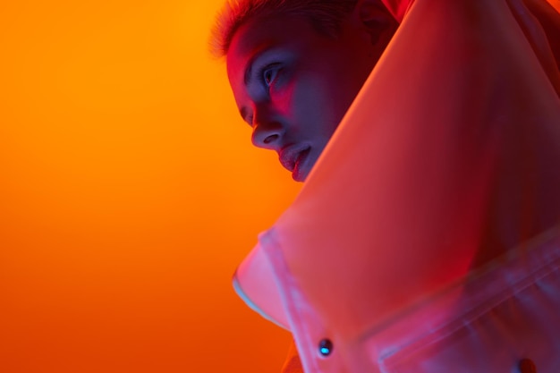 Foto vrouwelijk model in futuristisch kledingstuk