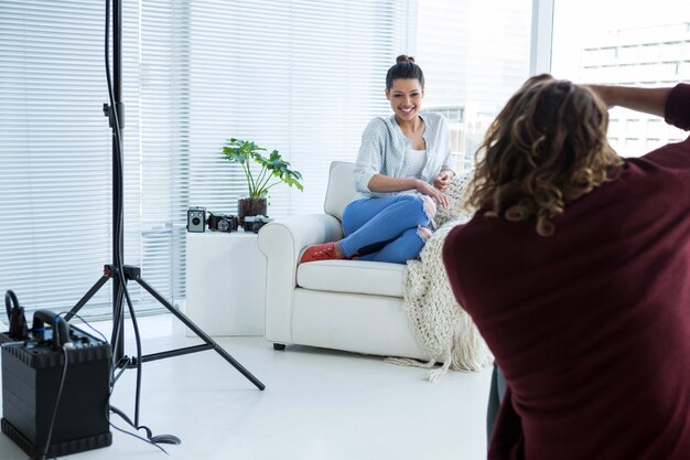 Vrouwelijk model poseren voor fotograaf