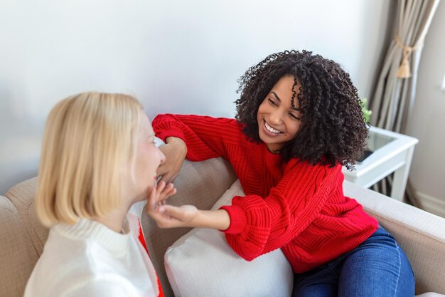 Vrouwelijk paar liefdesmomenten geluk concept twee vrienden knuffelen en tonen genegenheid