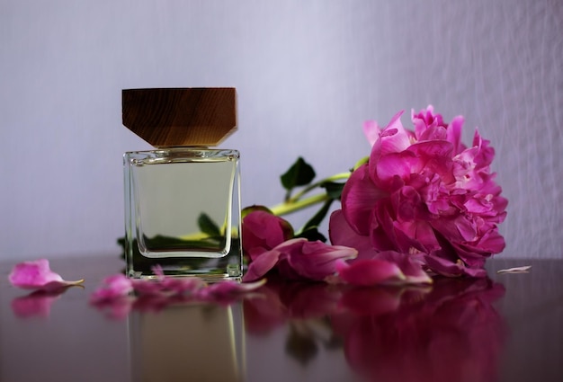 Vrouwelijk parfum en roze bloemen