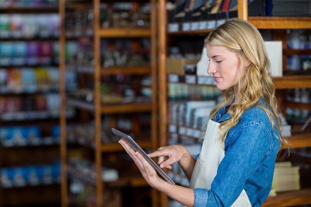 Foto vrouwelijk personeel die digitale tablet in supermarkt gebruiken