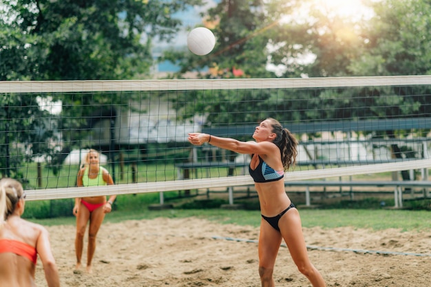 Vrouwelijk team dat strandvolleybal speelt