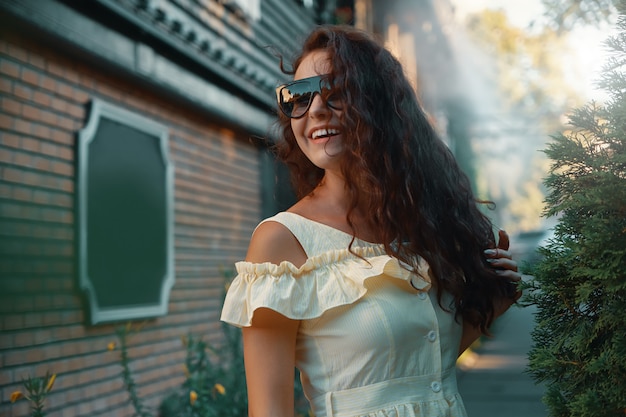 Vrouwelijk vrouwenportret van het jonge vrij trendy vrouw stellen