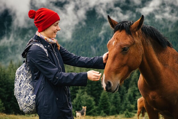 Foto vrouwelijke aanraking voor het uur gezicht in de bergen natuur