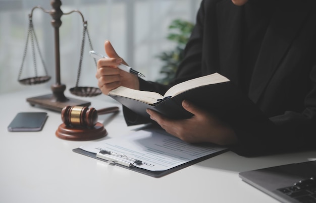 Vrouwelijke advocaten die bij de advocatenkantoren werken Rechtershamer met schalen van rechtvaardigheid Juridisch advies van advocaten en rechtvaardigheidsconcept