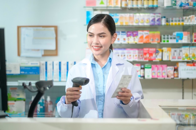 Vrouwelijke apotheker die streepjescode scant op een medicijndoos in een moderne apotheekdrogisterij