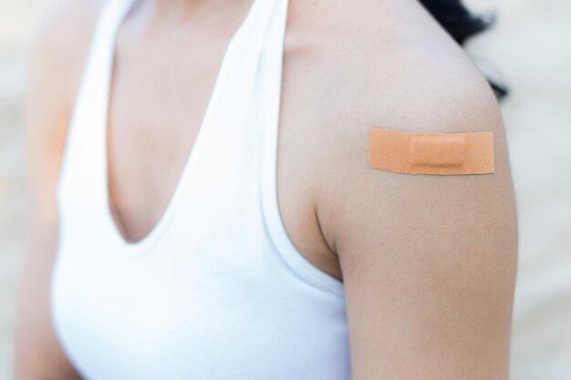 vrouwelijke arm met een kleverband