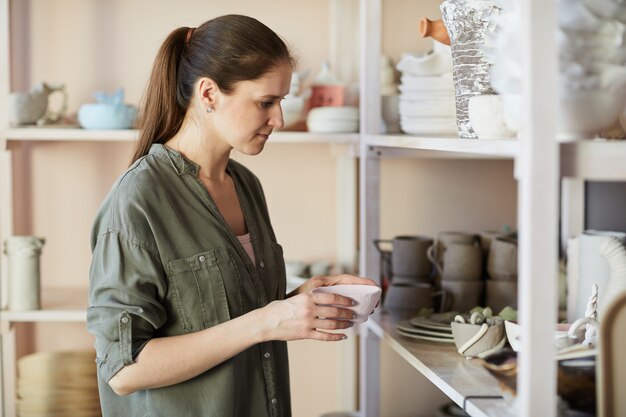 Vrouwelijke Artisan in Studio