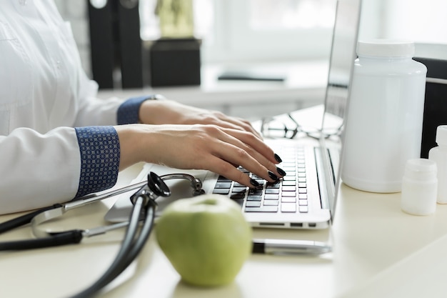 Vrouwelijke arts aan het werk in kliniek