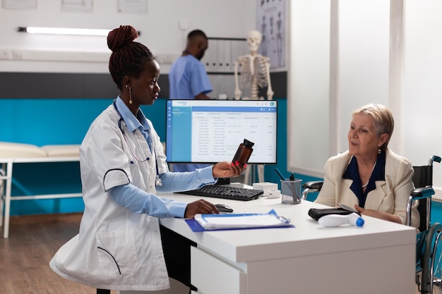 Vrouwelijke arts die in een kliniek werkt