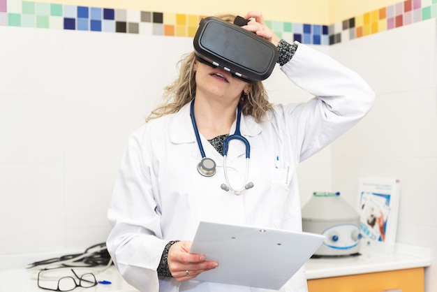 Foto vrouwelijke arts die virtuele werkelijkheidsglazen draagt. medisch technologieconcept