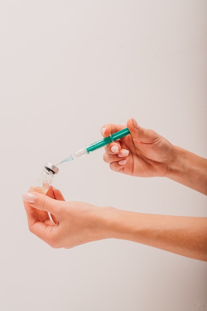 Vrouwelijke arts kiest een injectie met een spuit