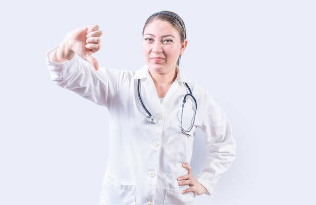 Vrouwelijke arts met afkeur gebaren geïsoleerd Vrouwelijke arts met afkeuring met vingers geïsoleerd