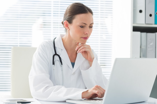 Vrouwelijke arts met behulp van laptop