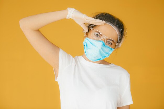 vrouwelijke arts met een beschermend masker en medisch pet close-up portret