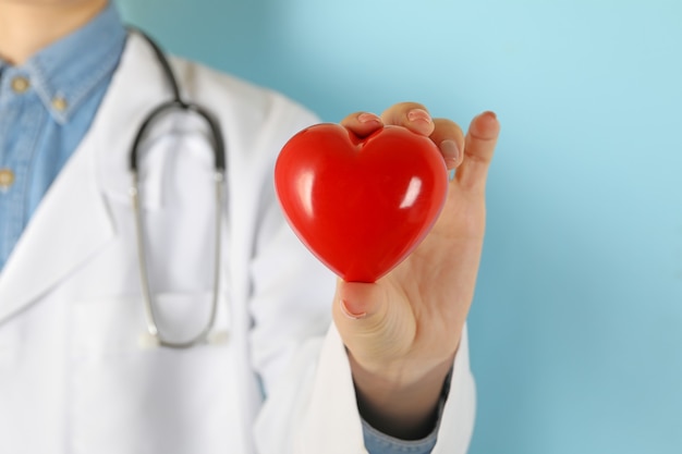 Vrouwelijke arts met een stethoscoop met rood hart