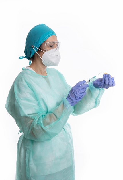 Vrouwelijke arts met handschoenen en masker injectie voorbereiden