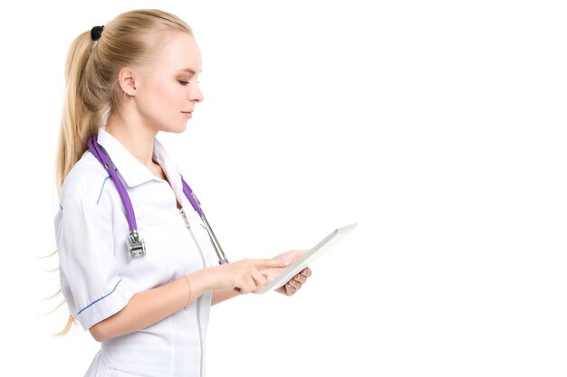 Vrouwelijke arts met tablet