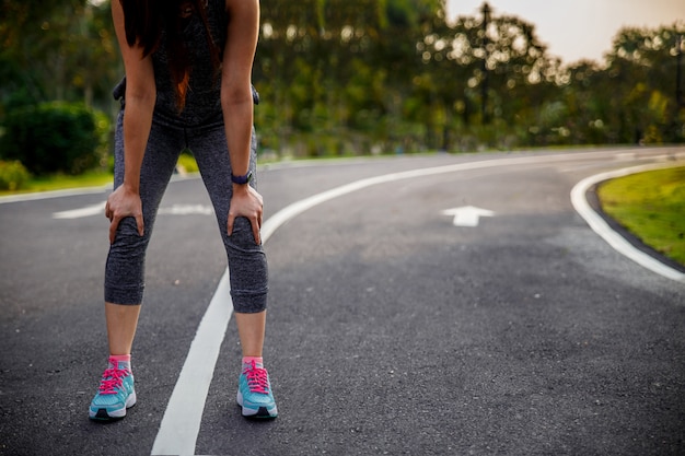 Vrouwelijke atleet atleet knieblessure en pijn. Vrouw die aan pijnlijke knie lijdt tijdens het hardlopen.