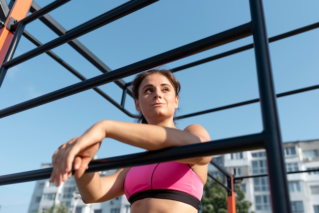 Foto vrouwelijke atleet die buitenshuis traint