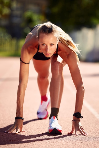 Foto vrouwelijke atleet die zich opwarmt in het stadion