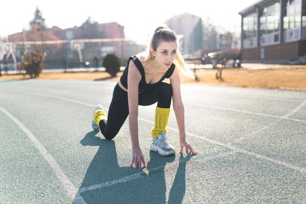 Vrouwelijke atleet is klaar om te rennen