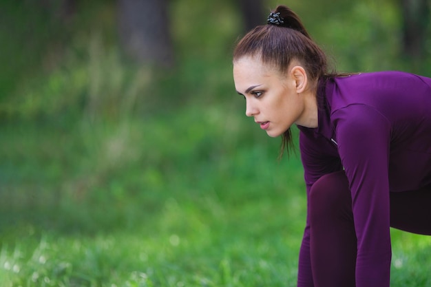 Foto vrouwelijke atleet klaar om buiten te rennen