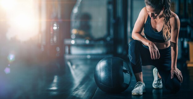 Vrouwelijke atleet oefent met een muurbal