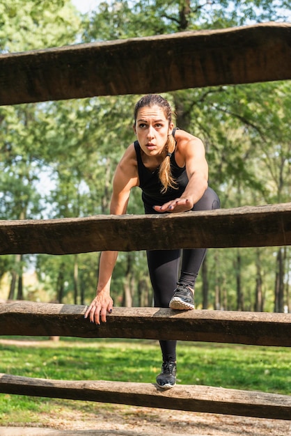 Vrouwelijke atleet op een hindernisbaan