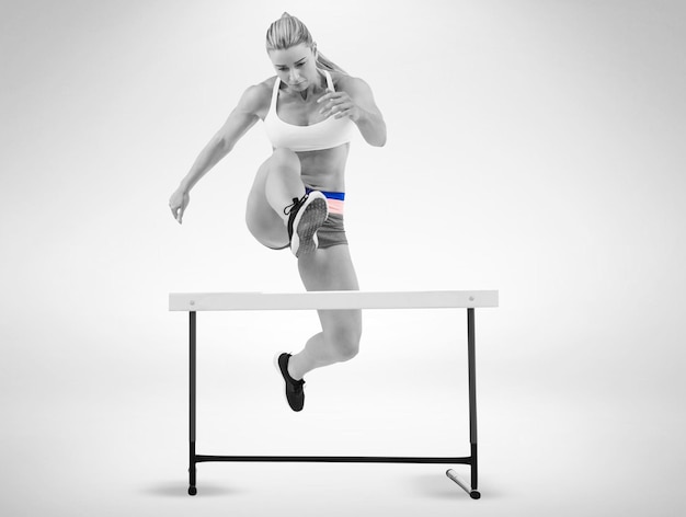 Vrouwelijke atleet springen