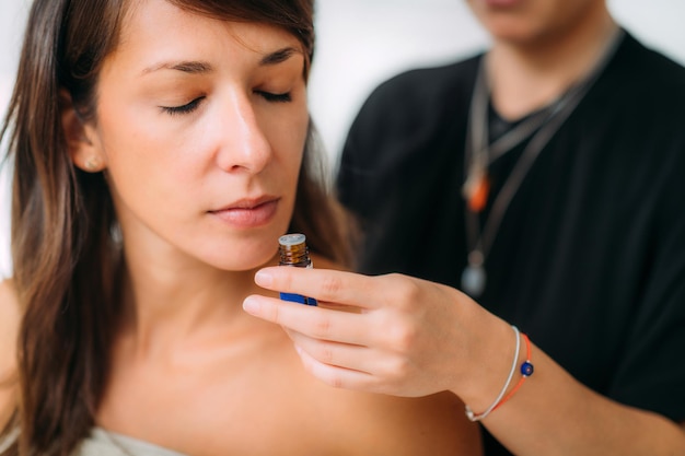 Foto vrouwelijke ayurvedische beoefenaar met ayurvediese olie