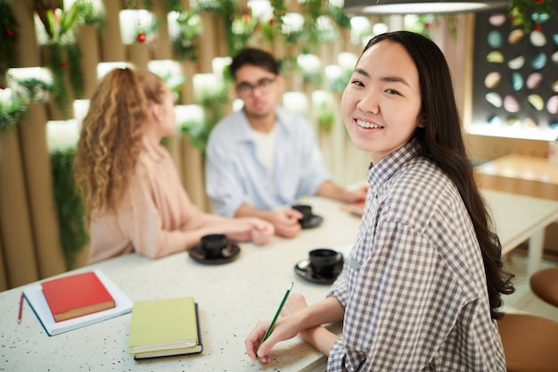 Vrouwelijke Aziatische student in Cafe