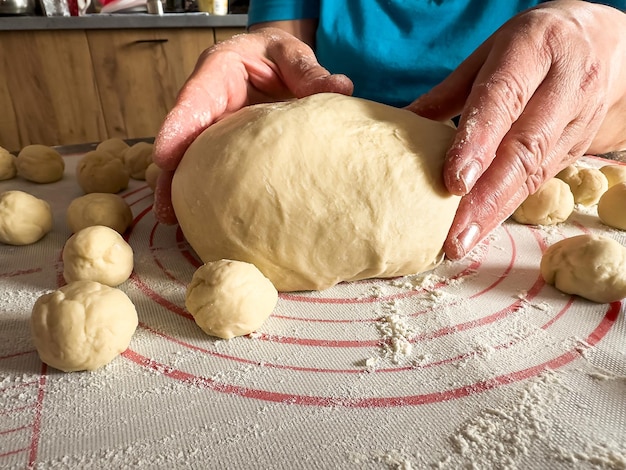 Foto vrouwelijke bakker knett deeg met meel recept voor het bereiden van zelfgemaakt brood