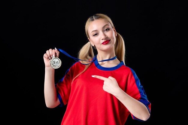 vrouwelijke basketbalspeler met gouden medaille op zwarte achtergrond game trofee winnaar