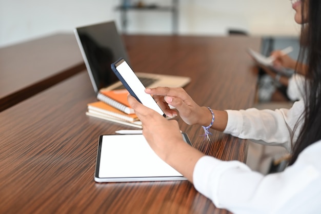 Vrouwelijke bedrijf mockup smartphone op tafel in de vergaderruimte