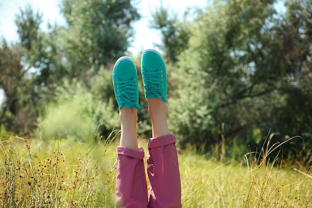 Vrouwelijke benen in kleurrijke sneakers buitenshuis