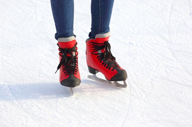 Vrouwelijke benen in schaatsen op een ijsbaan