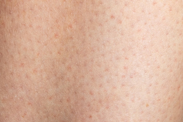 Vrouwelijke benen na ontharing gladde huid close-up foto