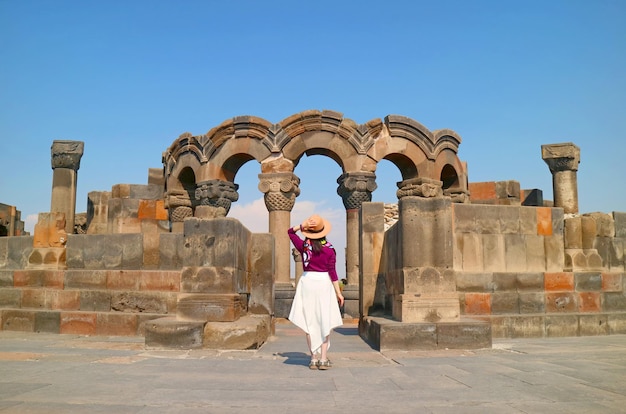 Vrouwelijke bezoeker bij de Amazing Zvartnots-kathedraal, UNESCO-werelderfgoed in Armavir, Armenië