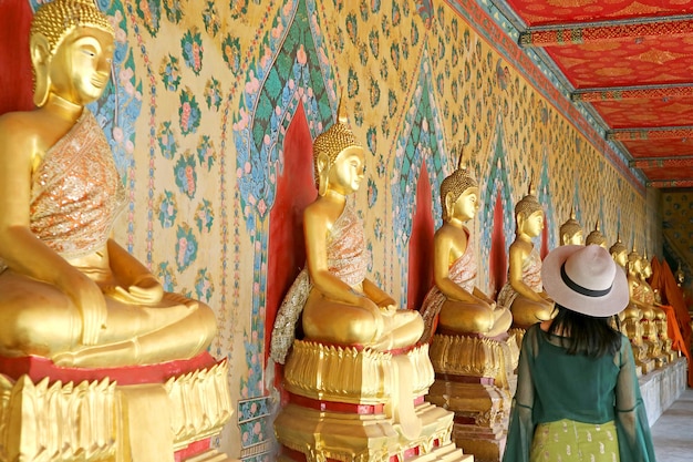 Vrouwelijke bezoeker bij het klooster van de Wat Arun-tempel in Bangkok Thailand