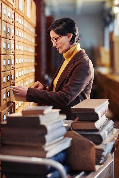 Foto vrouwelijke bibliothecaris aan het werk