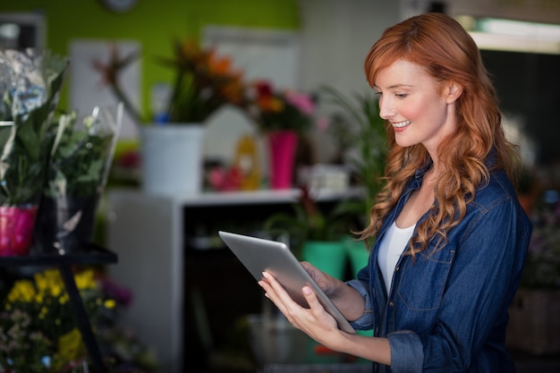 Foto vrouwelijke bloemist die digitale tablet gebruiken