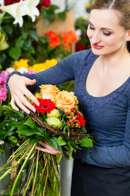 Vrouwelijke bloemist in bloemenwinkel