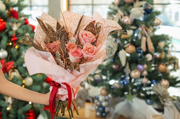 Vrouwelijke bloemist met mooi boeket in bloemenwinkel